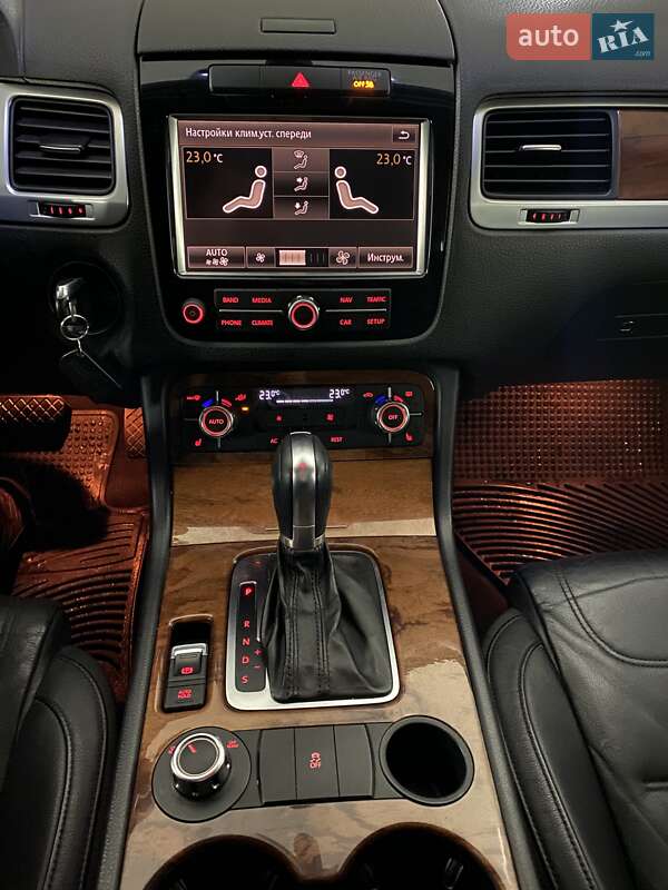 Внедорожник / Кроссовер Volkswagen Touareg 2011 в Умани