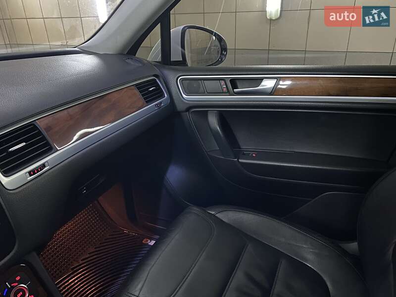 Внедорожник / Кроссовер Volkswagen Touareg 2011 в Умани