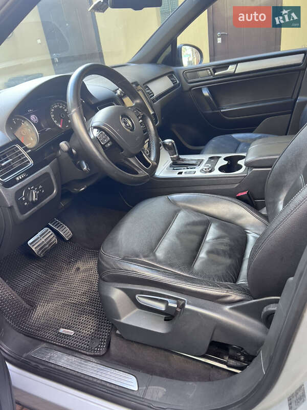 Внедорожник / Кроссовер Volkswagen Touareg 2011 в Тячеве