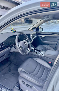 Позашляховик / Кросовер Volkswagen Touareg 2019 в Києві