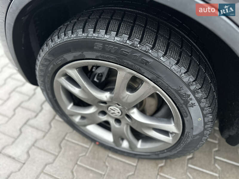 Внедорожник / Кроссовер Volkswagen Touareg 2011 в Владимире