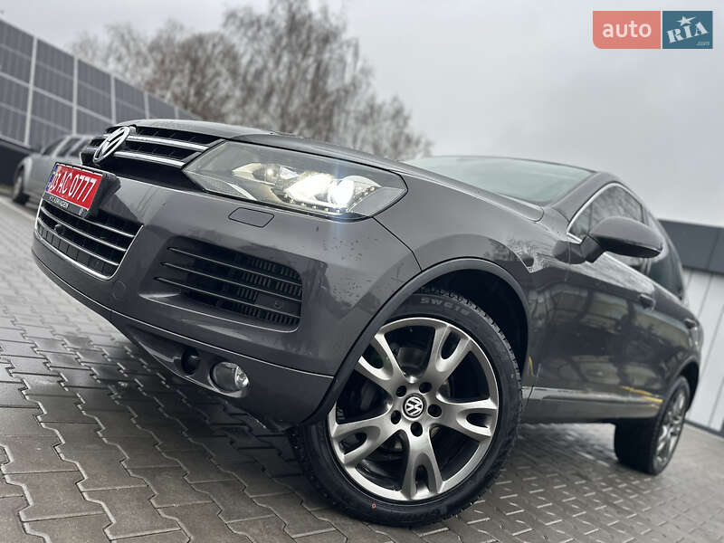 Внедорожник / Кроссовер Volkswagen Touareg 2011 в Владимире
