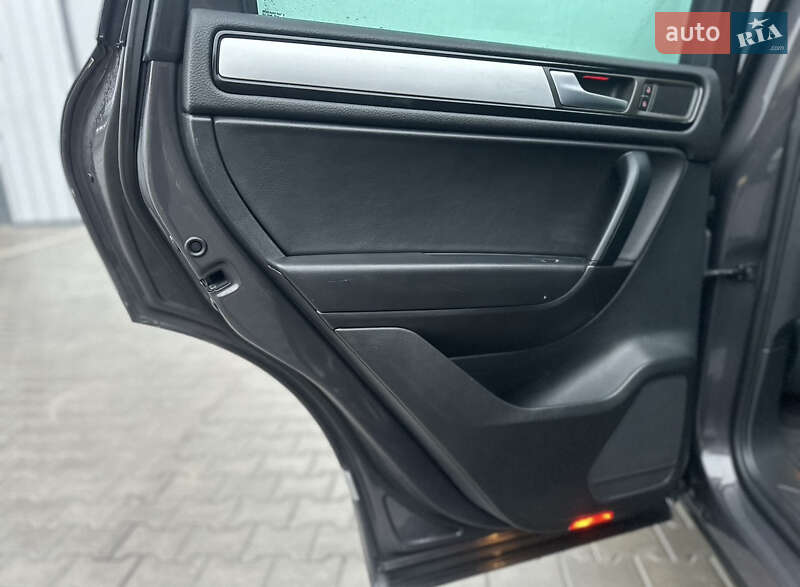 Внедорожник / Кроссовер Volkswagen Touareg 2011 в Владимире