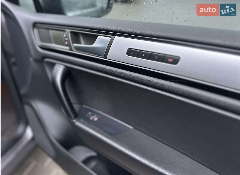 Внедорожник / Кроссовер Volkswagen Touareg 2011 в Владимире