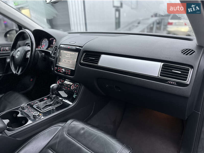 Внедорожник / Кроссовер Volkswagen Touareg 2011 в Владимире