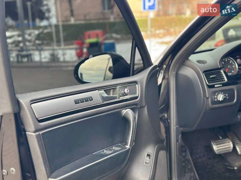 Внедорожник / Кроссовер Volkswagen Touareg 2015 в Первомайске