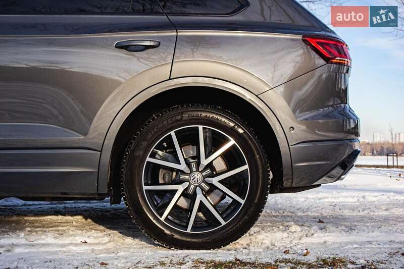 Внедорожник / Кроссовер Volkswagen Touareg 2019 в Киеве
