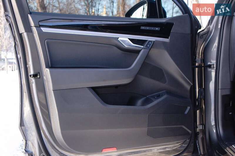 Внедорожник / Кроссовер Volkswagen Touareg 2019 в Киеве