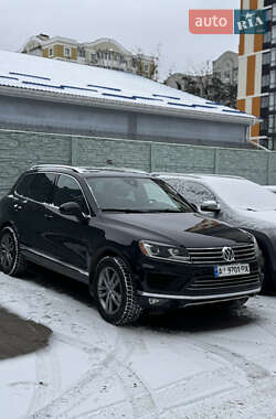 Внедорожник / Кроссовер Volkswagen Touareg 2015 в Ирпене
