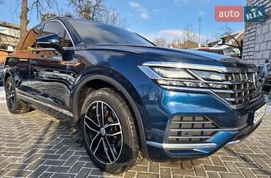 Позашляховик / Кросовер Volkswagen Touareg 2018 в Сумах
