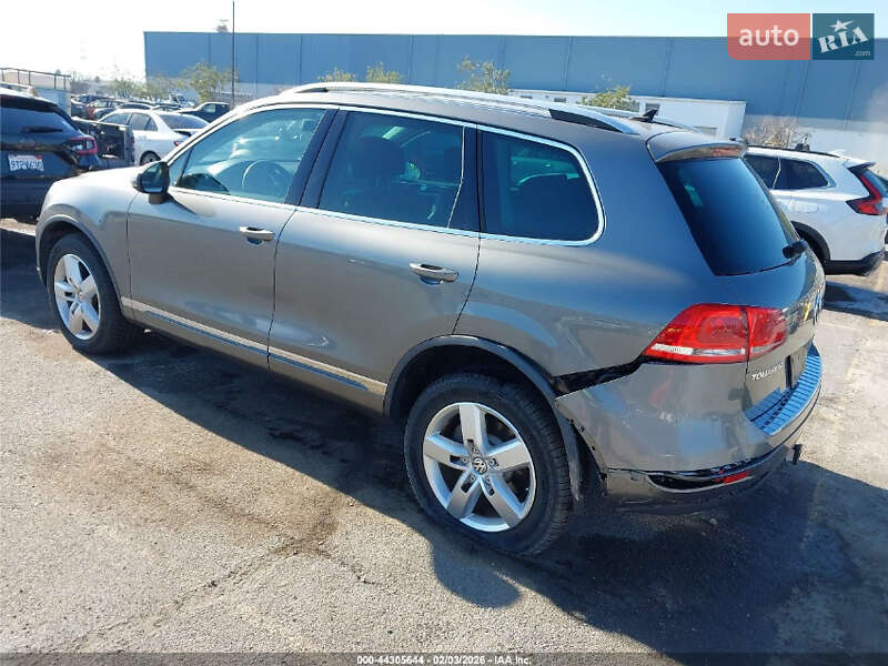 Внедорожник / Кроссовер Volkswagen Touareg 2014 в Ровно