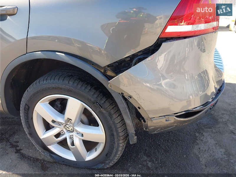 Внедорожник / Кроссовер Volkswagen Touareg 2014 в Ровно