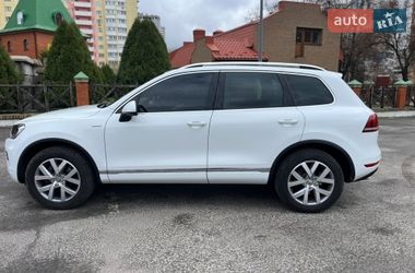 Внедорожник / Кроссовер Volkswagen Touareg 2014 в Киеве