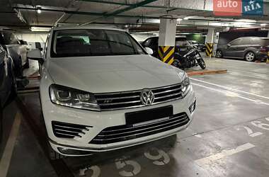 Внедорожник / Кроссовер Volkswagen Touareg 2015 в Киеве