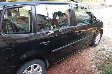 Седан Volkswagen Touran 2013 в 