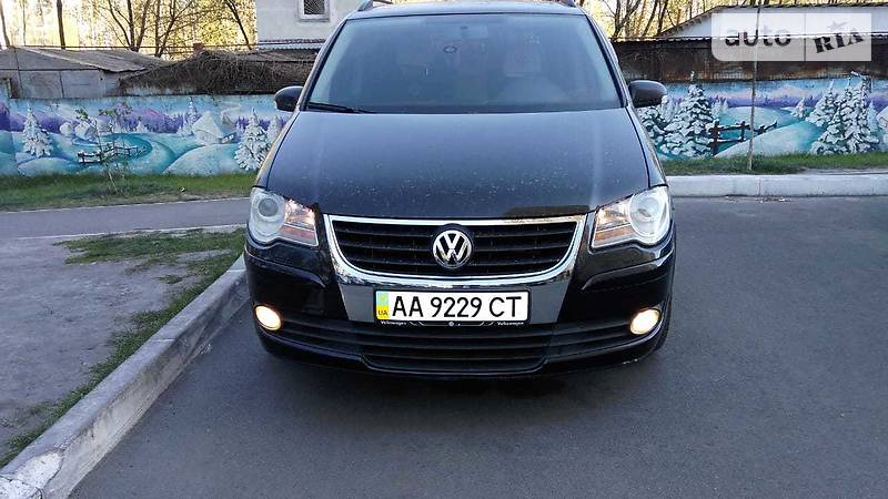Мінівен Volkswagen Touran 2008 в Києві
