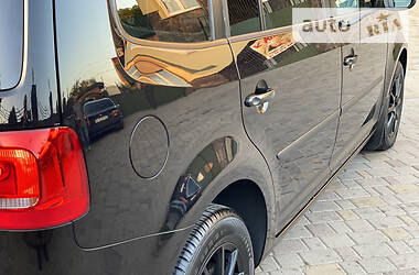 Мінівен Volkswagen Touran 2011 в 