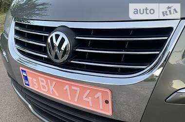 Мінівен Volkswagen Touran 2010 в 
