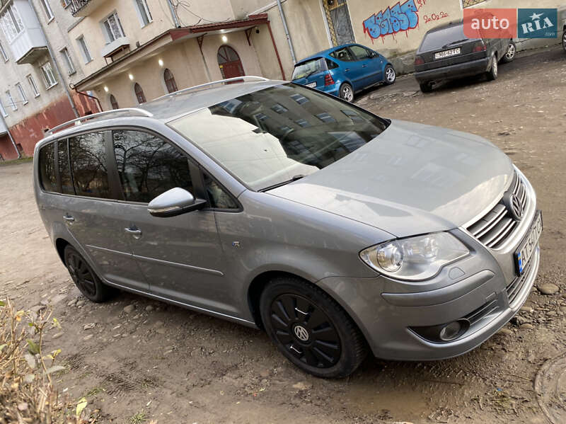 Мінівен Volkswagen Touran 2010 в Калуші