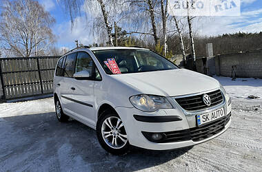 Минивэн Volkswagen Touran 2010 в Кременце