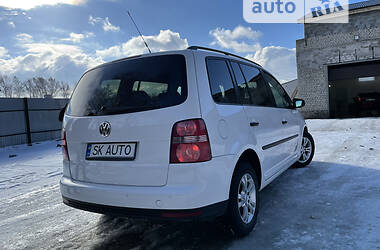 Минивэн Volkswagen Touran 2010 в Кременце