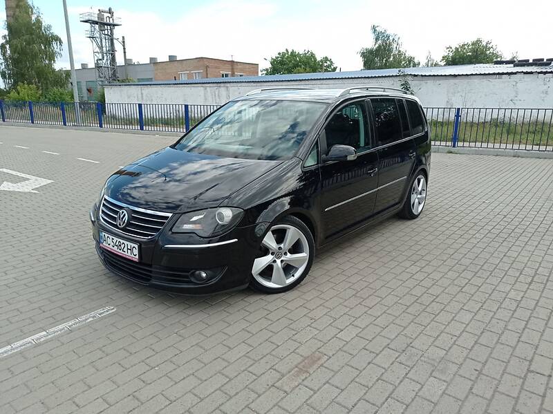 Минивэн Volkswagen Touran 2007 в Нововолынске