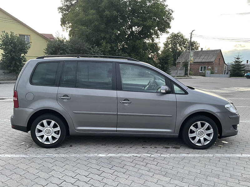 Минивэн Volkswagen Touran 2007 в Городке