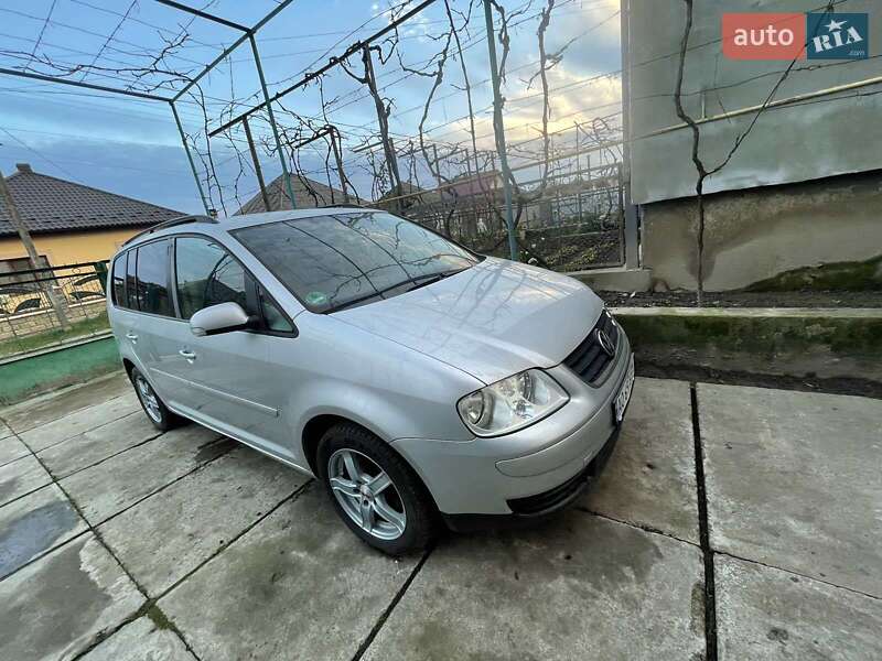 Минивэн Volkswagen Touran 2005 в Хусте