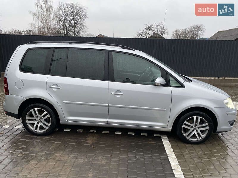 Универсал Volkswagen Touran 2007 в Коростене