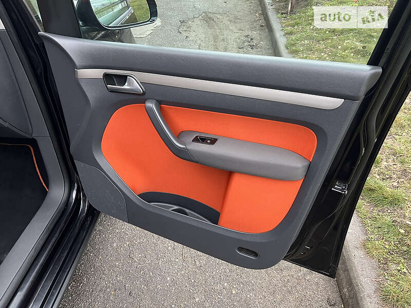 Минивэн Volkswagen Touran 2008 в Киеве