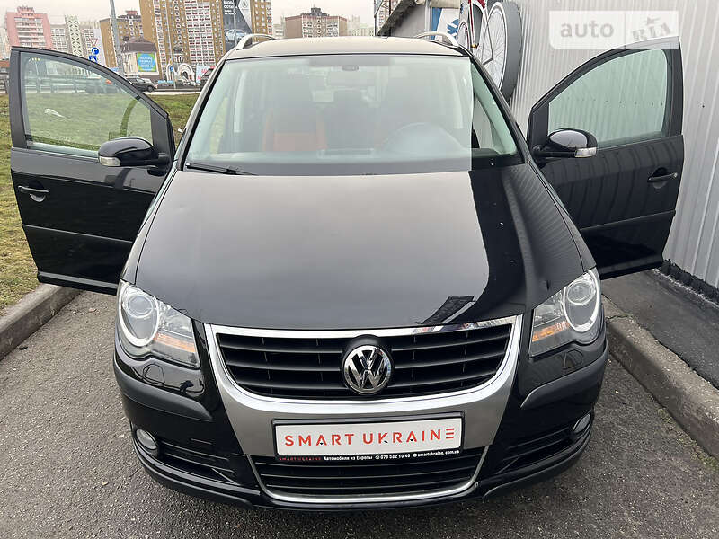 Минивэн Volkswagen Touran 2008 в Киеве