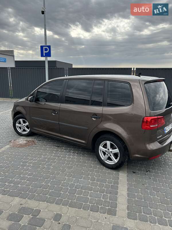 Микровэн Volkswagen Touran 2011 в Иршаве