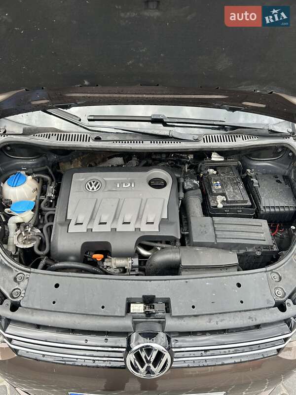 Микровэн Volkswagen Touran 2011 в Иршаве