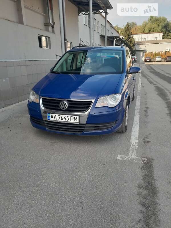 Минивэн Volkswagen Touran 2008 в Киеве