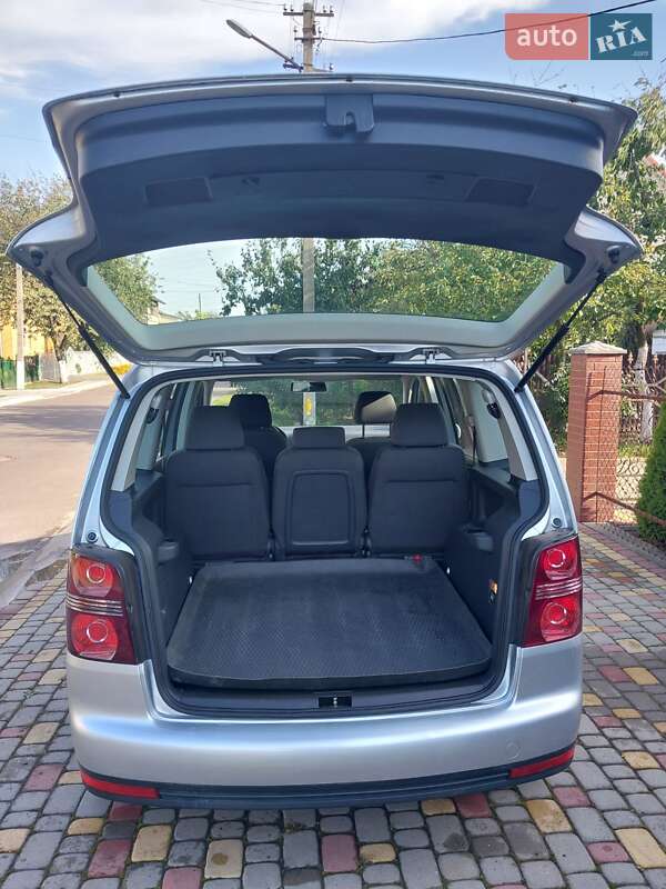 Минивэн Volkswagen Touran 2008 в Нововолынске