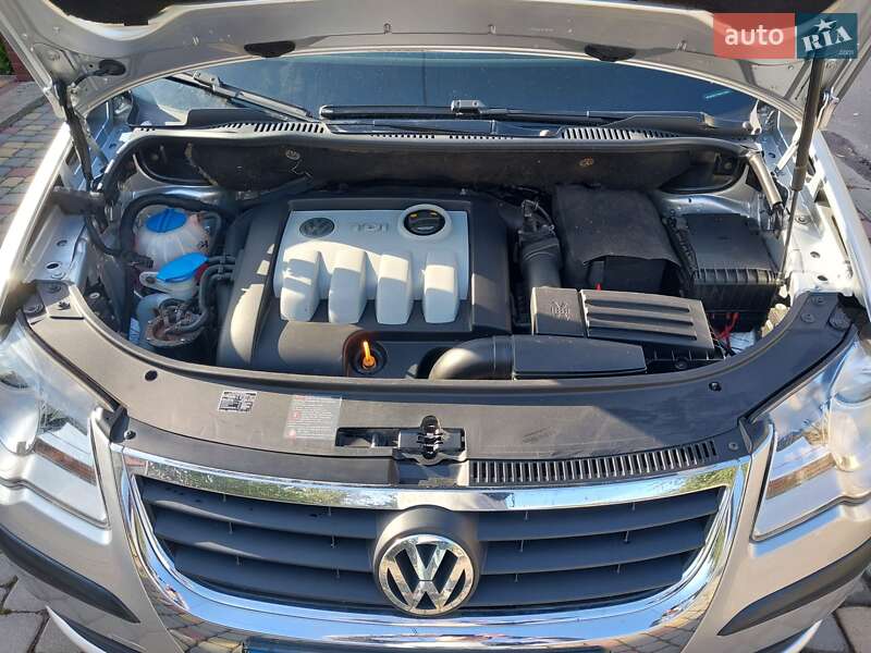 Минивэн Volkswagen Touran 2008 в Нововолынске