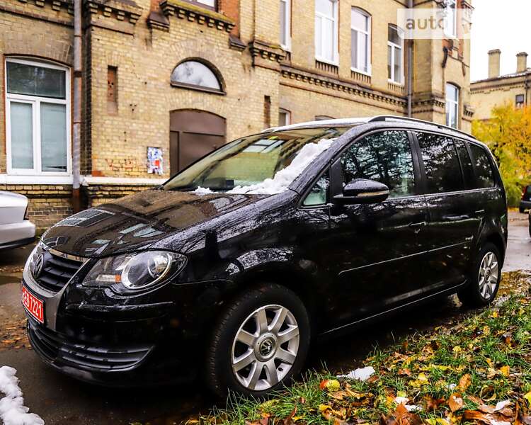 Мінівен Volkswagen Touran 2010 в Луцьку