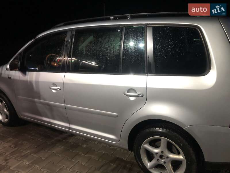 Минивэн Volkswagen Touran 2004 в Черновцах