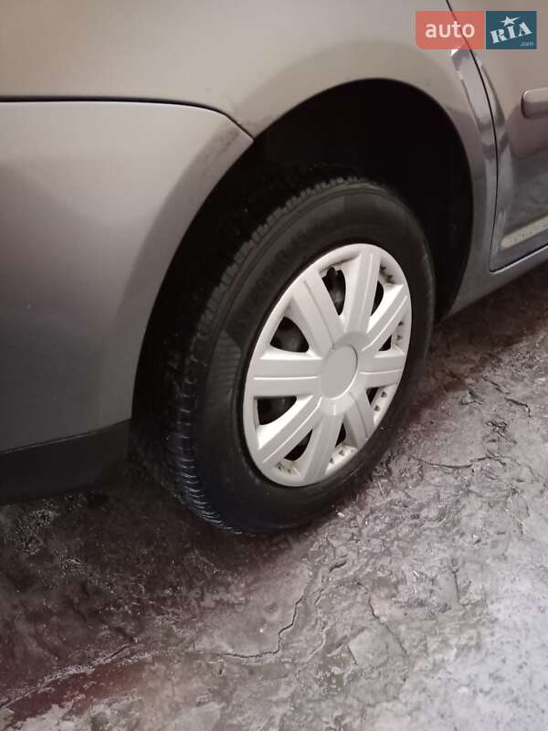 Минивэн Volkswagen Touran 2006 в Днепре