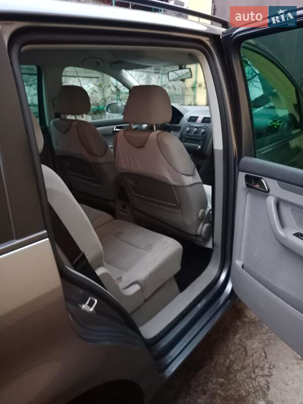 Минивэн Volkswagen Touran 2006 в Днепре