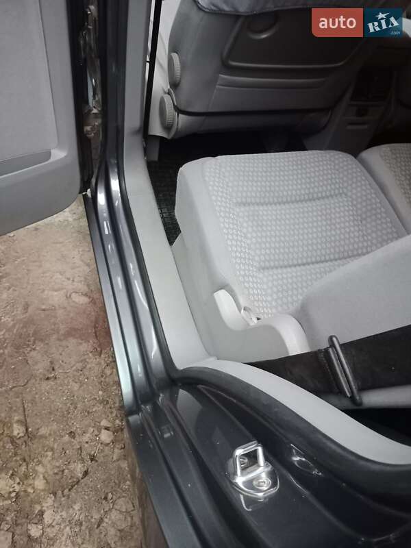 Минивэн Volkswagen Touran 2006 в Днепре