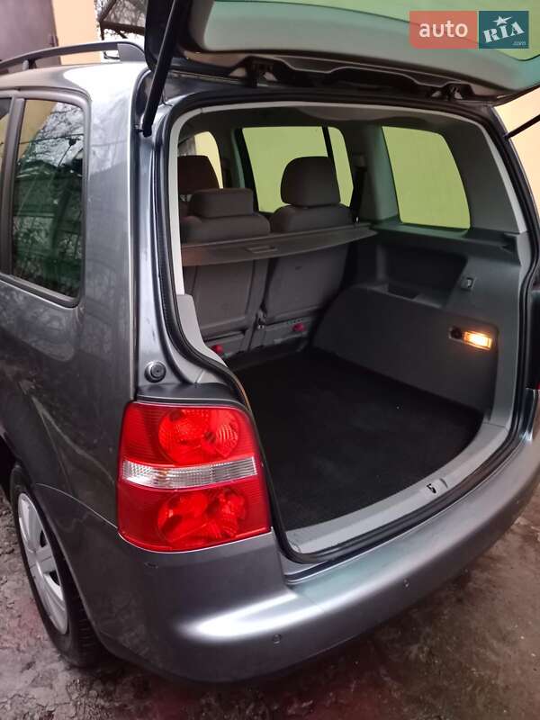 Минивэн Volkswagen Touran 2006 в Днепре