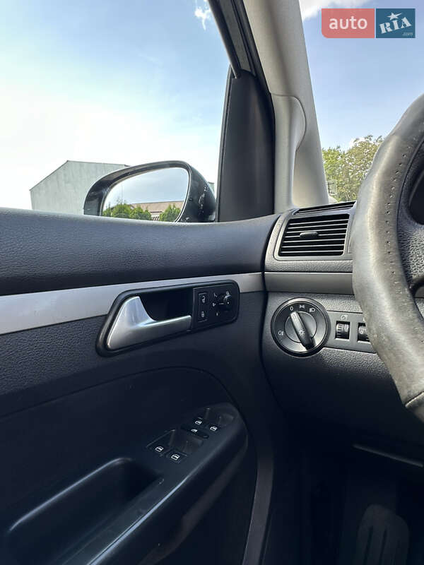 Минивэн Volkswagen Touran 2008 в Киеве