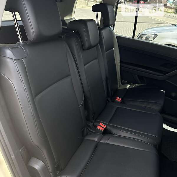 Седан Volkswagen Touran 2016 в Тернополі