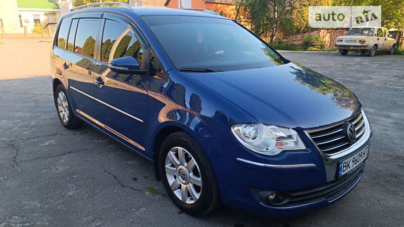 Минивэн Volkswagen Touran 2010 в Ровно