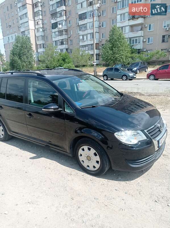 Мінівен Volkswagen Touran 2010 в Запоріжжі