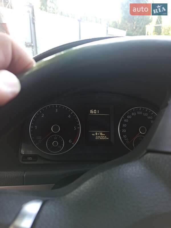 Мінівен Volkswagen Touran 2011 в Чернівцях