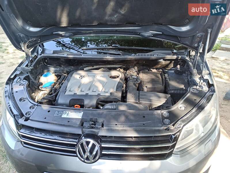 Мінівен Volkswagen Touran 2011 в Чернівцях