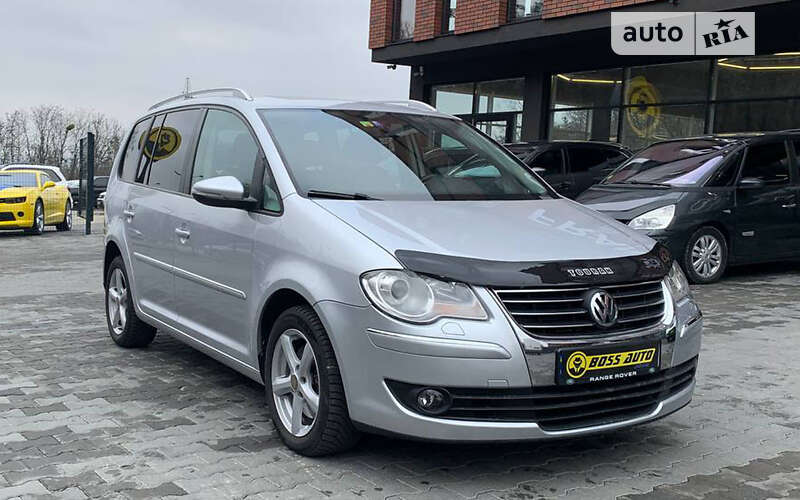 Мінівен Volkswagen Touran 2010 в Чернівцях