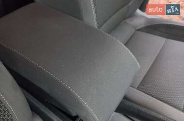 Мінівен Volkswagen Touran 2012 в 